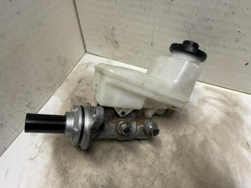 18-21 EXPEDITION BRAKE MASTER CYLINDER WITH RESERVOIR TANK