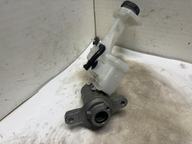 20 ROGUE BRAKE MASTER CYLINDER WITH RESERVOIR TANK