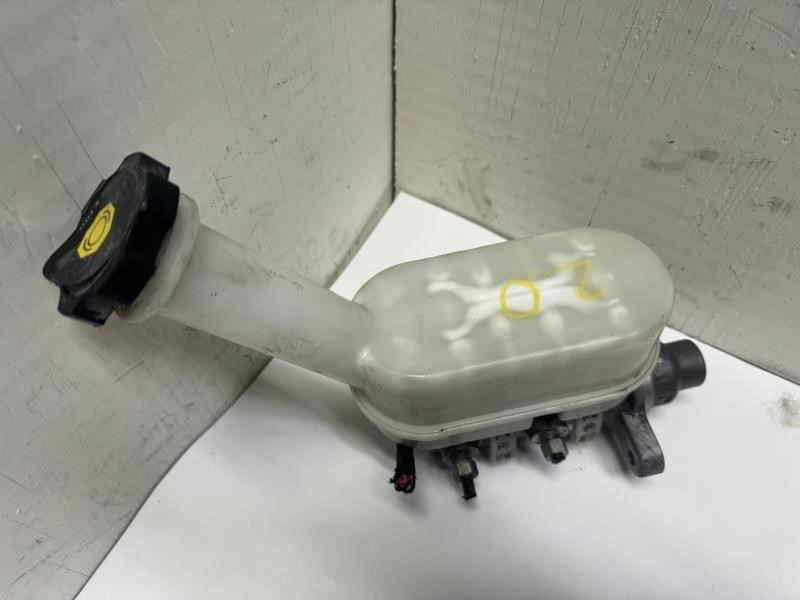 20 JETTA BRAKE MASTER CYLINDER WITH RESERVOIR TANK