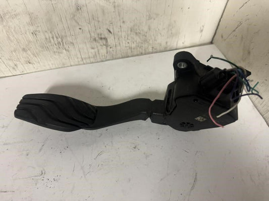 18-19 KICKS Gas Accelerator Pedal - 18002 5RA0A