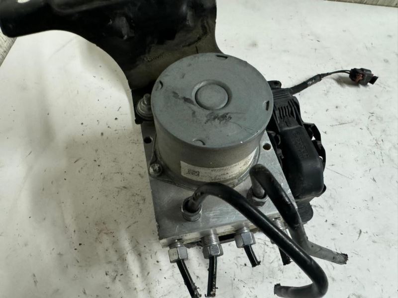18 CHEROKEE Anti Lock Brake System ABS Pump Module  - P68371198AA
