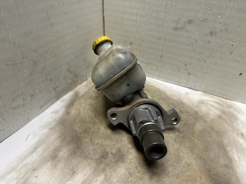 17 LEGACY BRAKE MASTER CYLINDER WITH RESERVOIR TANK - 32068522