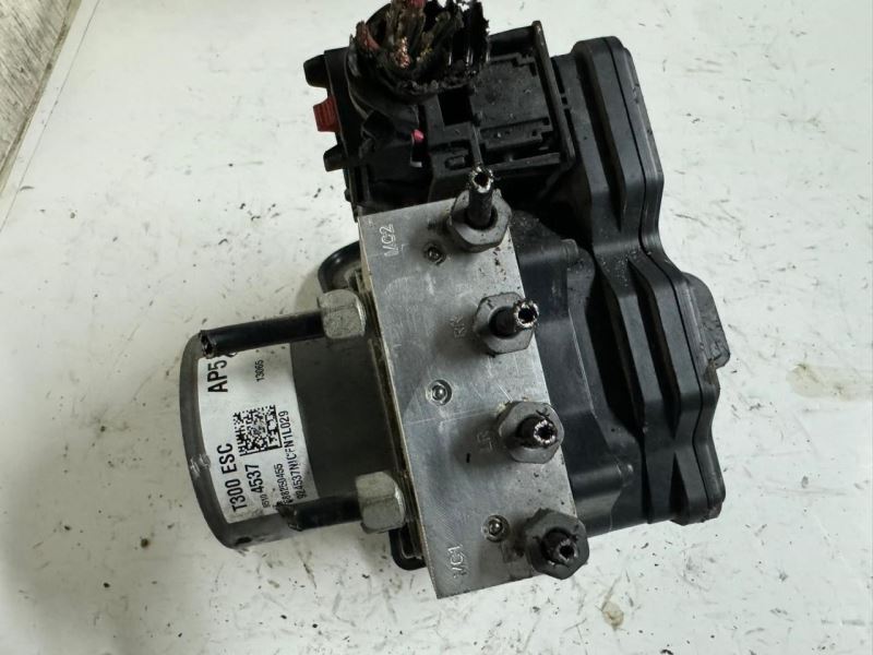 12-13 SONIC Anti Lock Brake System ABS Pump Module  - 95104537