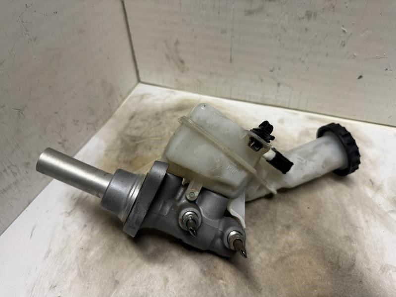 11-12 OUTLANDER SPORT BRAKE MASTER CYLINDER WITH RESERVOIR TANK