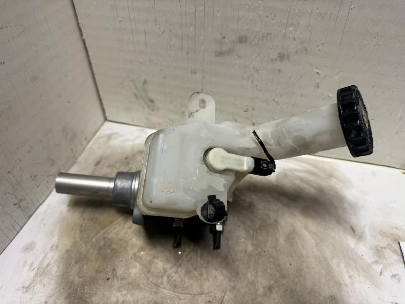 11-12 OUTLANDER SPORT BRAKE MASTER CYLINDER WITH RESERVOIR TANK