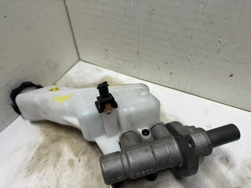 21 PALISADE BRAKE MASTER CYLINDER WITH RESERVOIR TANK