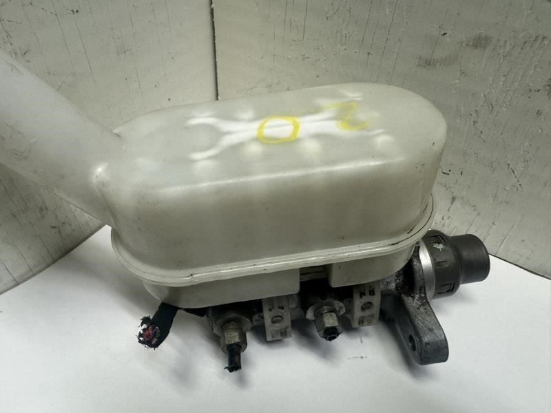 20 JETTA BRAKE MASTER CYLINDER WITH RESERVOIR TANK