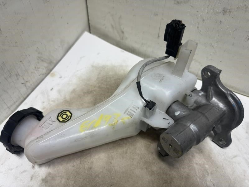 22 SANTA FE BRAKE MASTER CYLINDER WITH RESERVOIR TANK