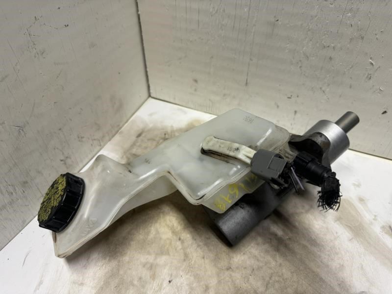 04-13 MAZDA 3 BRAKE MASTER CYLINDER WITH RESERVOIR TANK