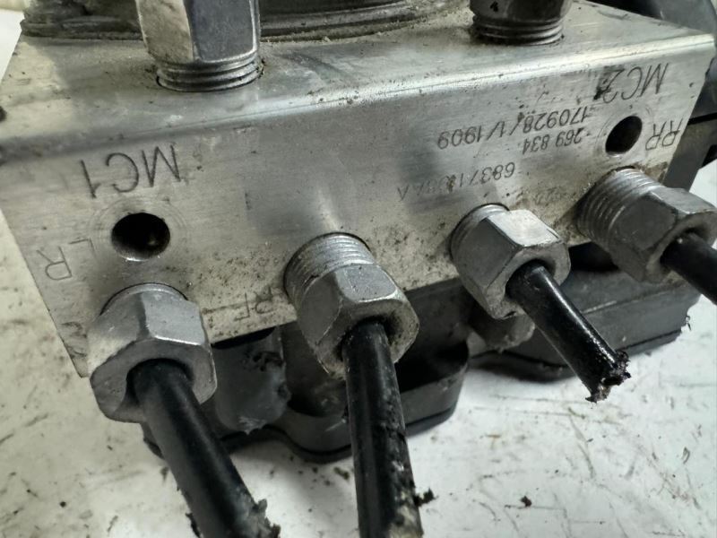 18 CHEROKEE Anti Lock Brake System ABS Pump Module  - P68371198AA
