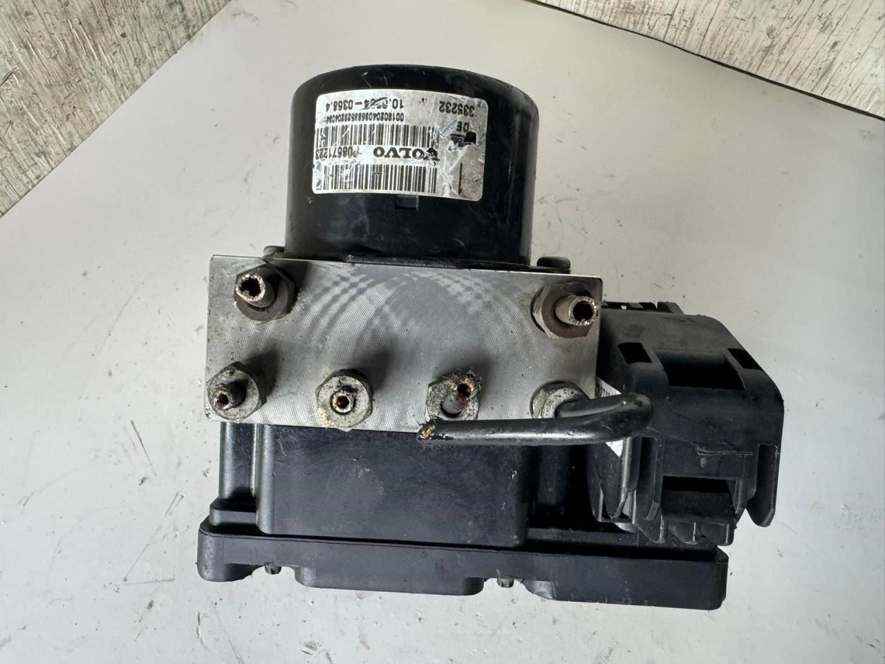 2004 S60 ABS Pump Anti Lock Brake Module - P08671223