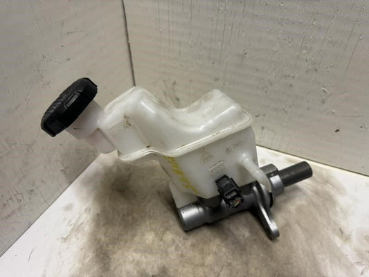 21 SONATA BRAKE MASTER CYLINDER WITH RESERVOIR TANK