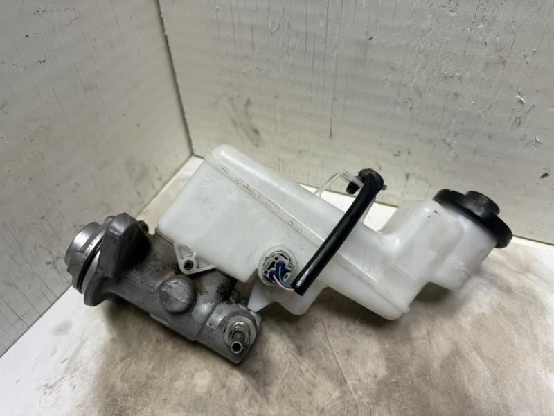 17 CAMRY BRAKE MASTER CYLINDER WITH RESERVOIR TANK