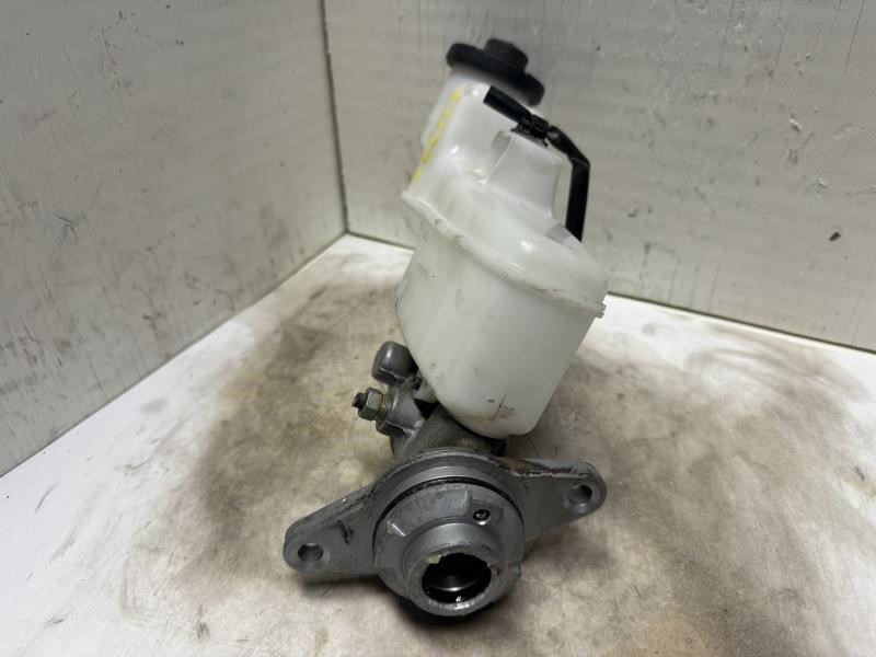 17 CAMRY BRAKE MASTER CYLINDER WITH RESERVOIR TANK