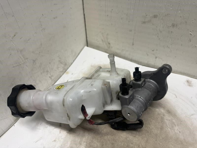 16 SONATA BRAKE MASTER CYLINDER WITH RESERVOIR TANK