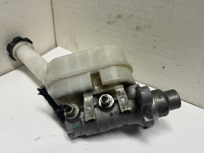 20 JETTA BRAKE MASTER CYLINDER WITH RESERVOIR TANK