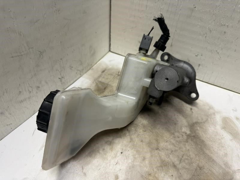 04-13 MAZDA 3 BRAKE MASTER CYLINDER WITH RESERVOIR TANK