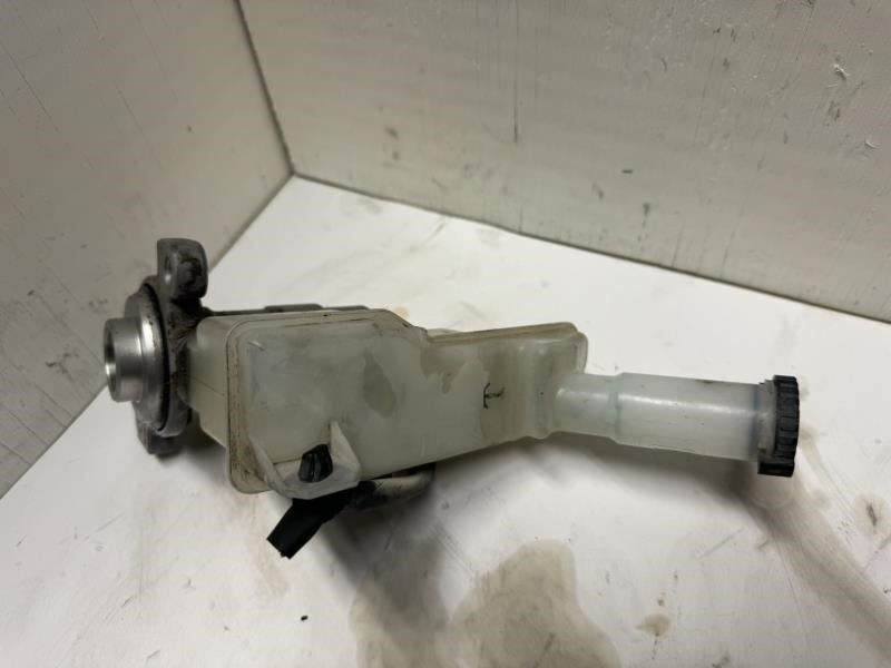 09-14 CUBE BRAKE MASTER CYLINDER WITH RESERVOIR TANK