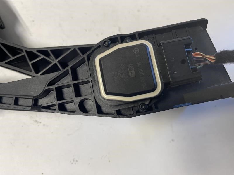 2007 MERCEDES R500 GAS THROTTLE PEDAL ACCELARATOR- A1643000004