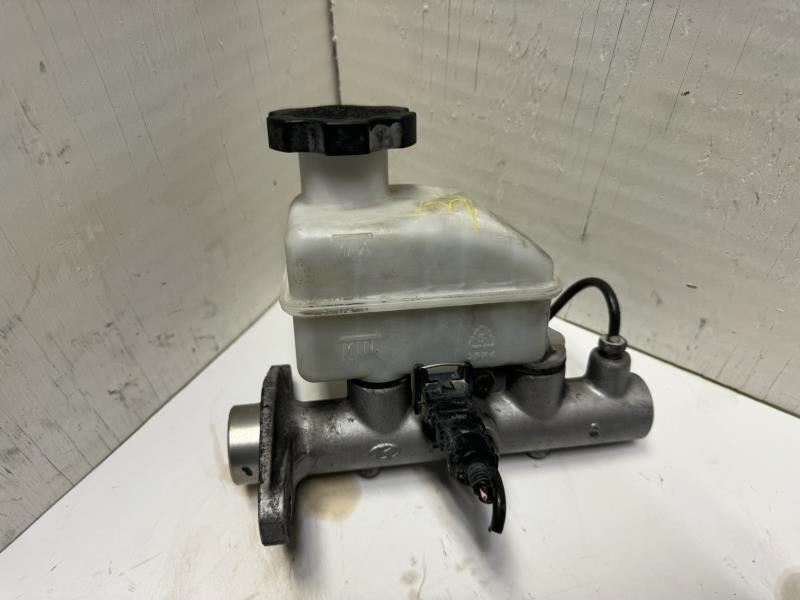 01-06 ELANTRA BRAKE MASTER CYLINDER WITH RESERVOIR TANK