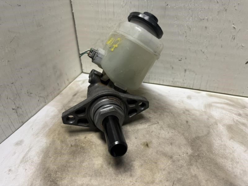 05-08 TACOMA BRAKE MASTER CYLINDER WITH RESERVOIR TANK