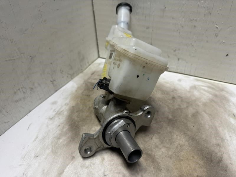 15-18 PORSCHE MACAN BRAKE MASTER CYLINDER WITH RESERVOIR TANK