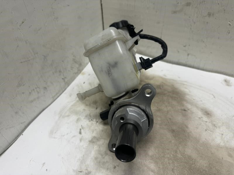 12 FOCUS BRAKE MASTER CYLINDER WITH RESERVOIR TANK