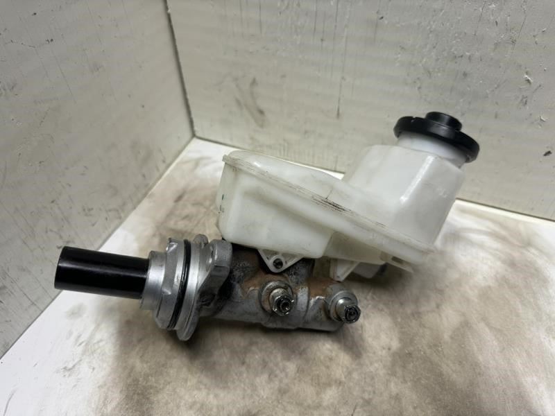 18-21 EXPEDITION BRAKE MASTER CYLINDER WITH RESERVOIR TANK