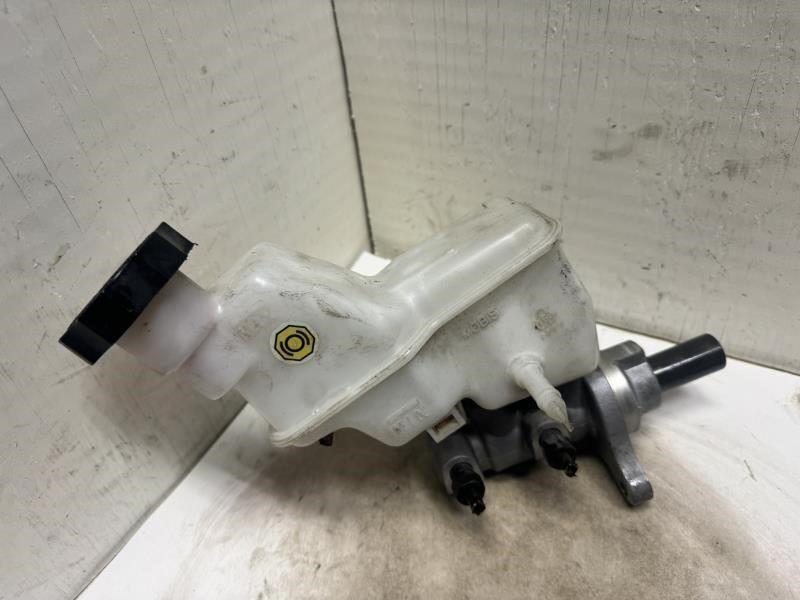 16 SONATA BRAKE MASTER CYLINDER WITH RESERVOIR TANK