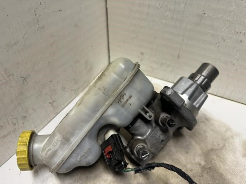 11 TOWN & COUNTRY BRAKE MASTER CYLINDER WITH RESERVOIR TANK - 32072436