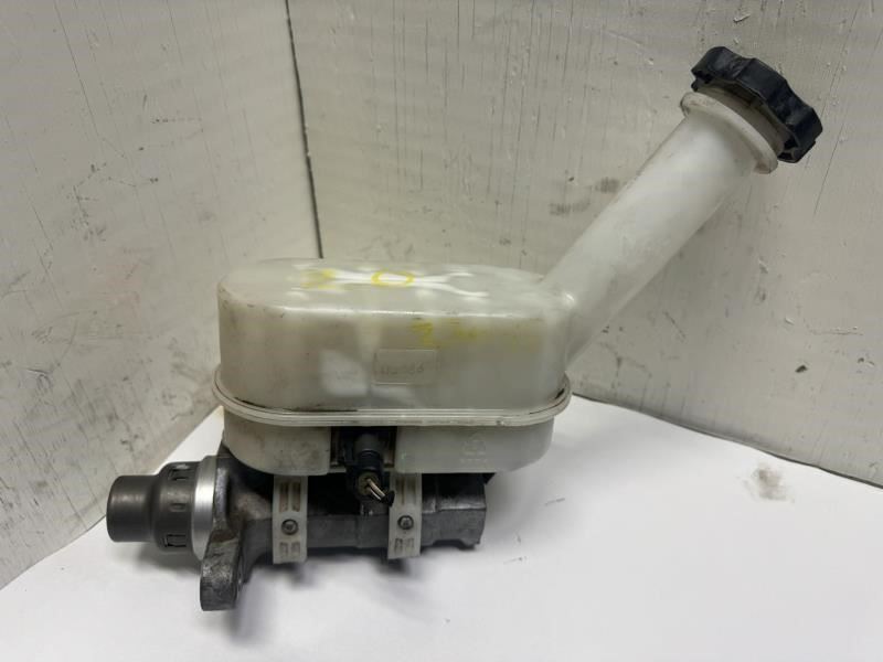 20 JETTA BRAKE MASTER CYLINDER WITH RESERVOIR TANK