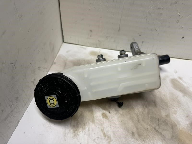 23 CIVIC BRAKE MASTER CYLINDER WITH RESERVOIR TANK